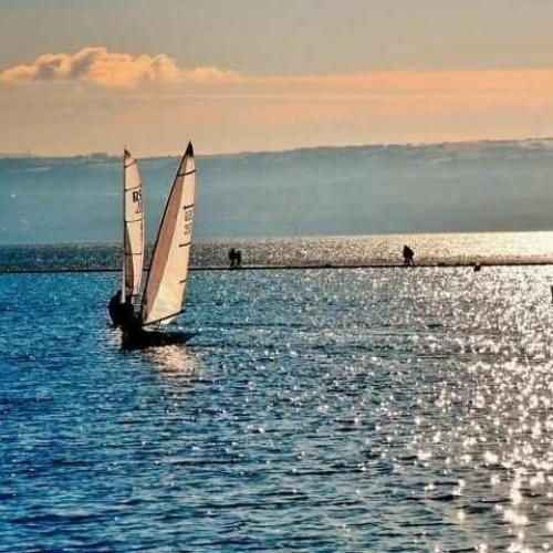   بالاخره یه روز تش که میمیریم پ الکی‌ به خودمون سخت نمیگیریم