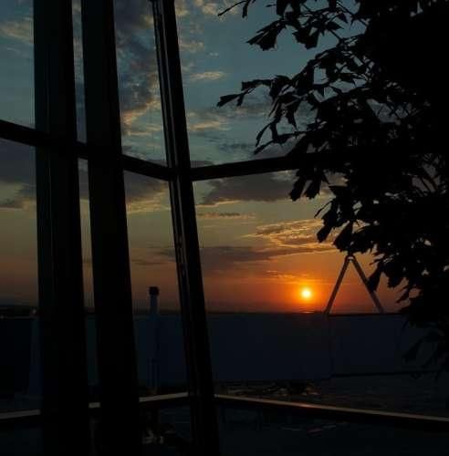 دانلود آهنگ میدونم دلت مثه من پره بذار دستامو بپیچم دورت